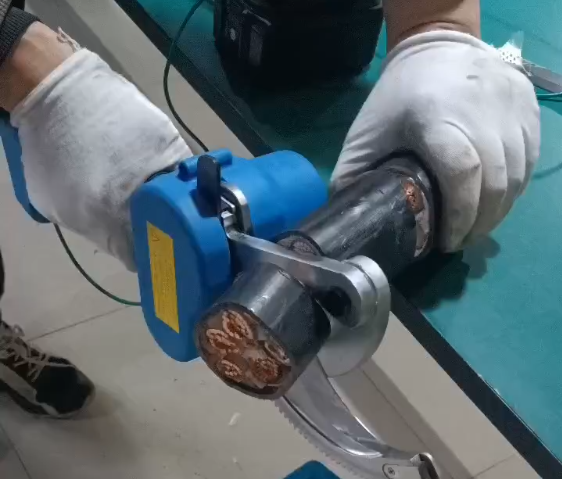 How Long Do the Batteries of a Battery-Powered Hydraulic Cable Cutter Last?